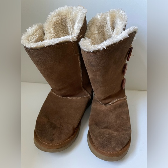 UGG Bailey Three Button Shearling Lined Boots Chestnut, Size 6W. - Picture 1 of 6